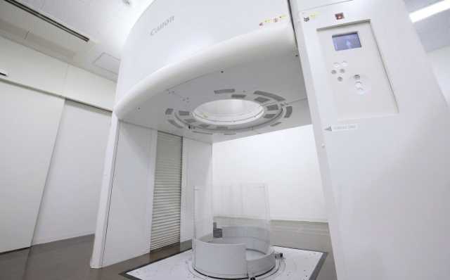 Upright CT scanner